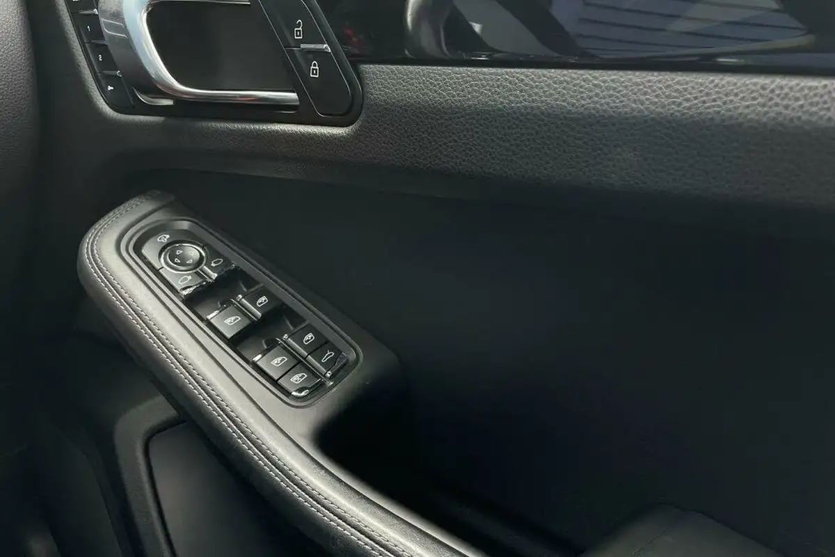 2020-porsche-macan-30-s-big-38