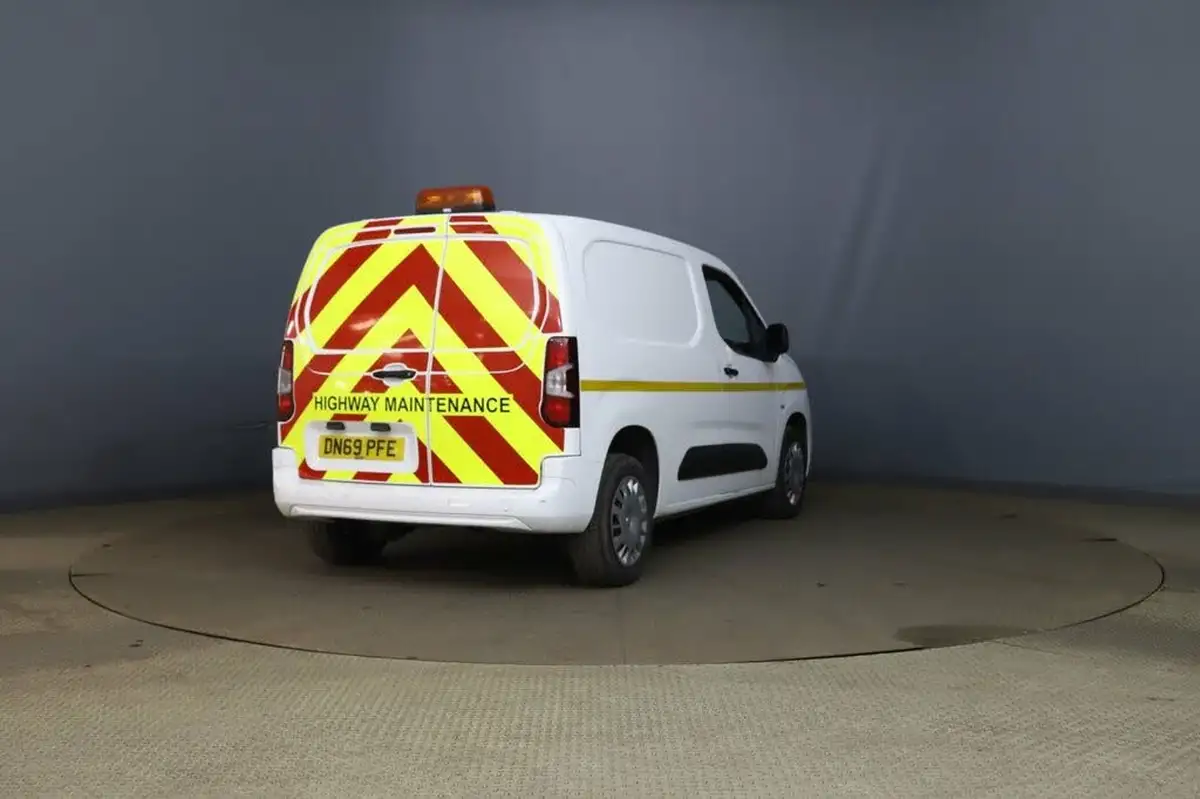2019-vauxhall-combo-15cdti-sportive-2300-16v-100pseu6dt-l1h1-panel-big-3