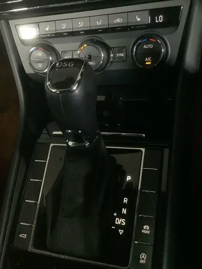 2016-skoda-superb-20tdi-se-l-executive-hatchback-dsg-big-24
