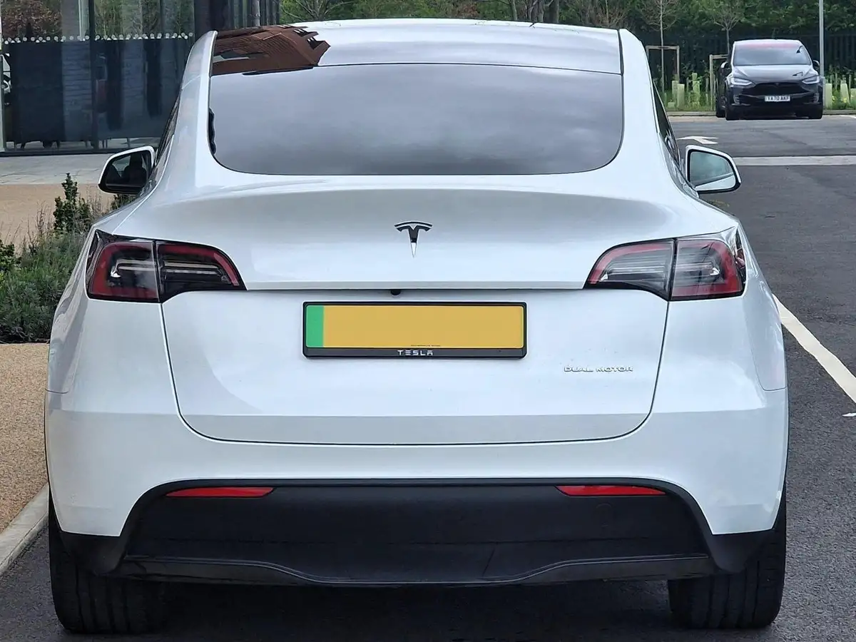 2023-tesla-model-y-e-long-range-big-8
