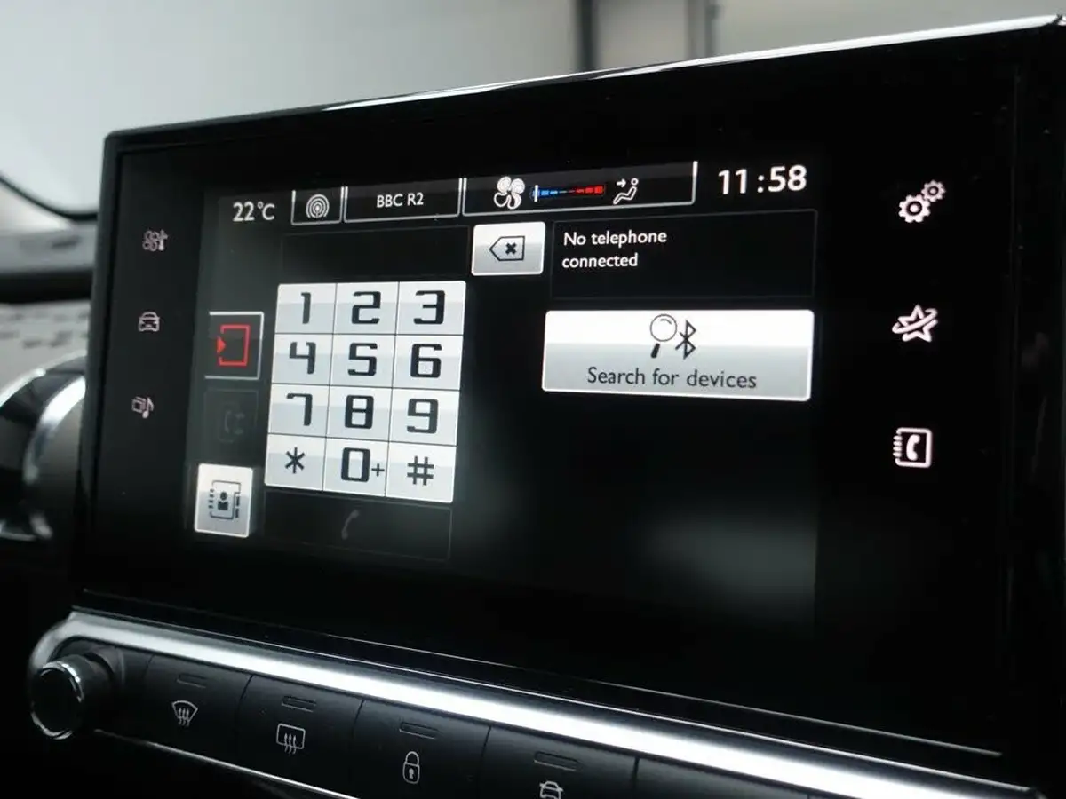 2015-citroen-c4-cactus-16bluehdi-feel-big-23