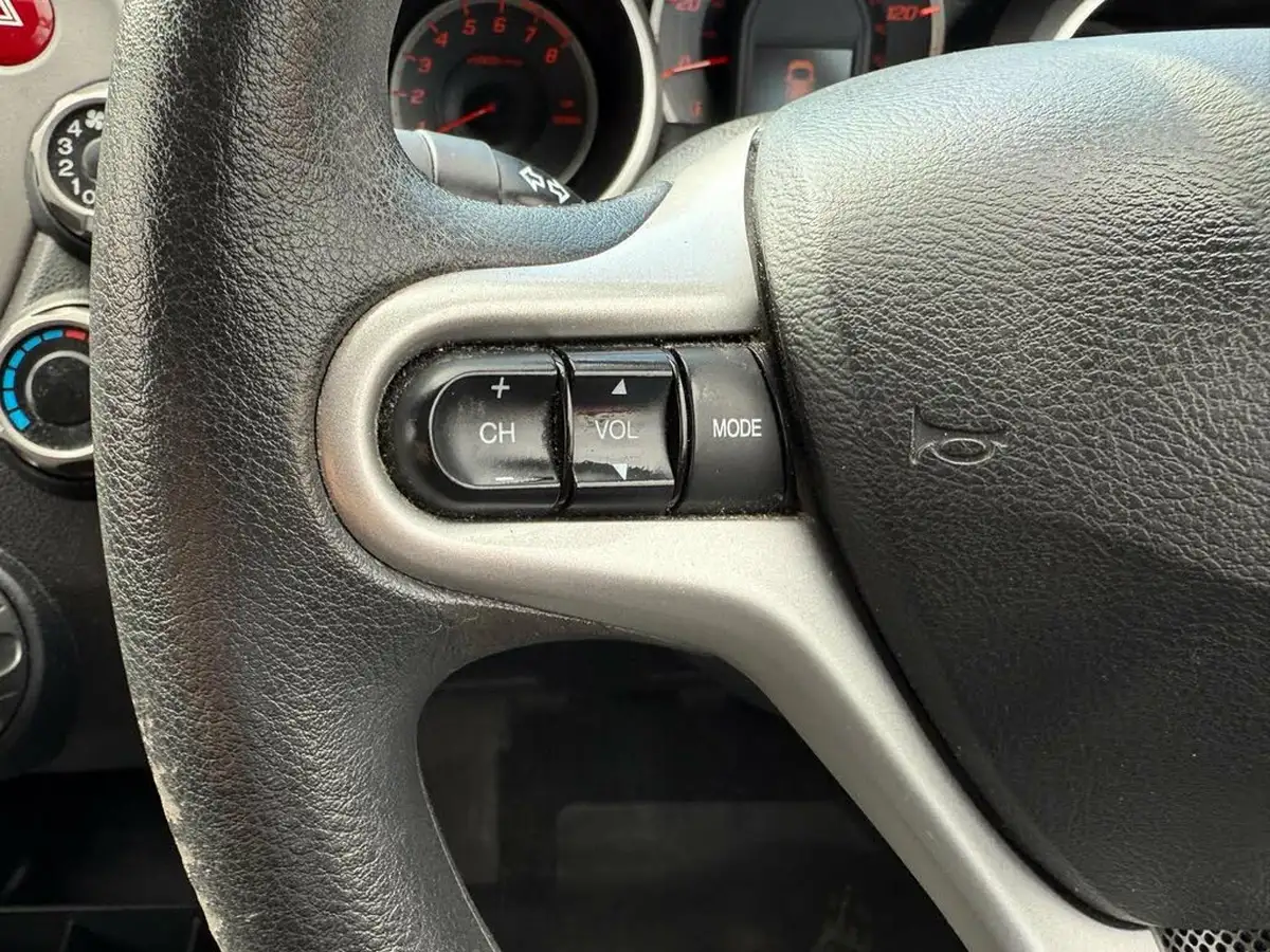 2010-honda-jazz-14-es-t-big-25