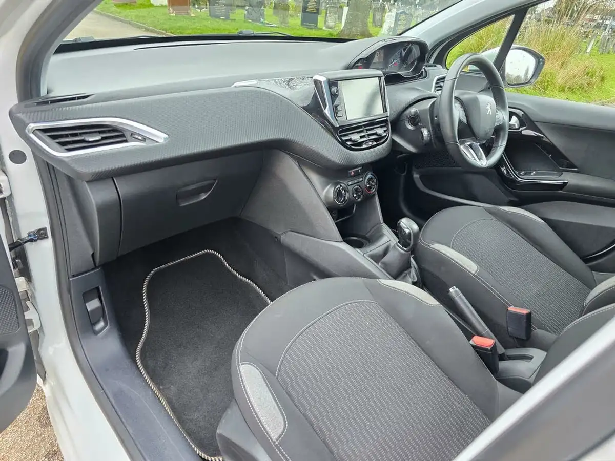2015-peugeot-208-12-puretech-active-5d-big-18