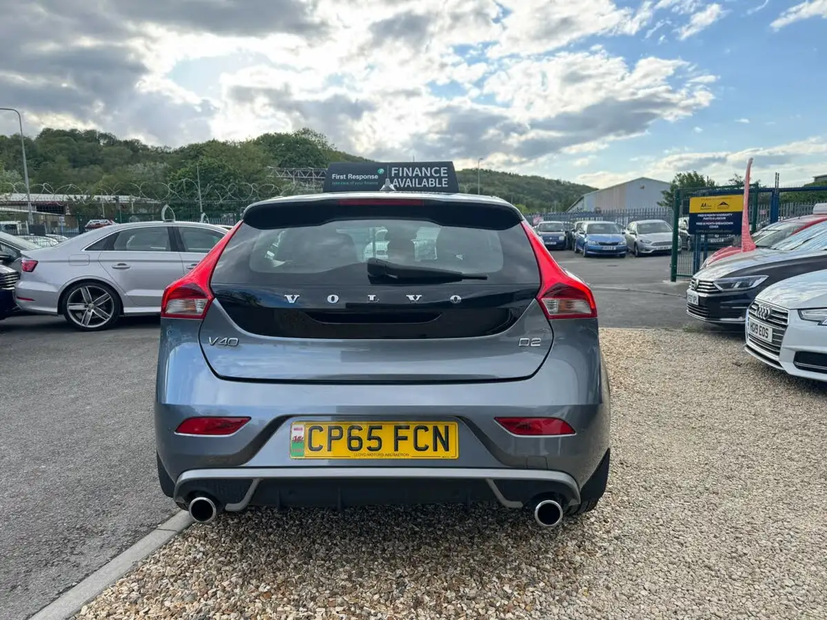 2015-volvo-v40-20td-d2-r-design-lux-nav-big-46