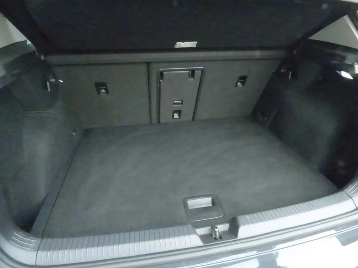 2020-volkswagen-golf-15-tsi-style-130ps-hatchback-big-24