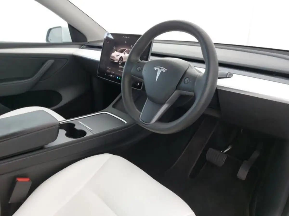 2022-tesla-model-y-e-long-range-big-10
