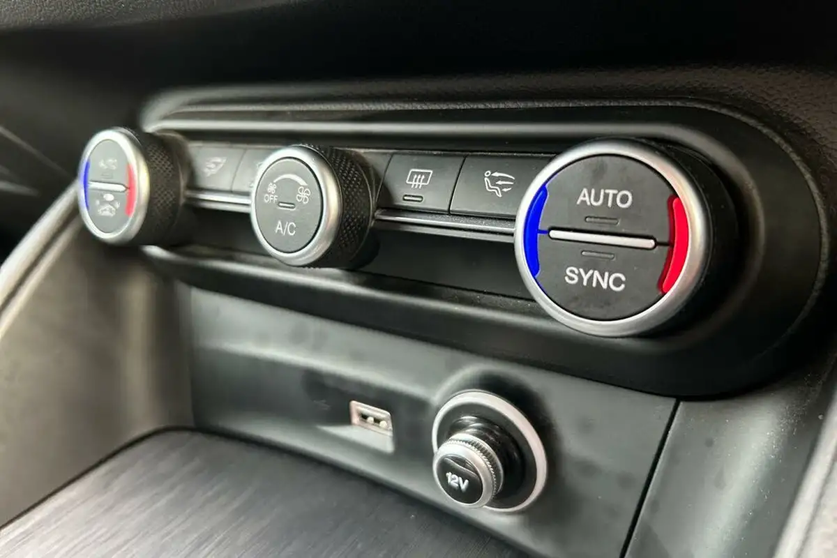 2020-alfa-romeo-stelvio-20-nero-edizione-big-8
