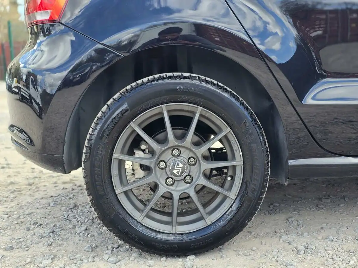 2014-volkswagen-polo-big-40