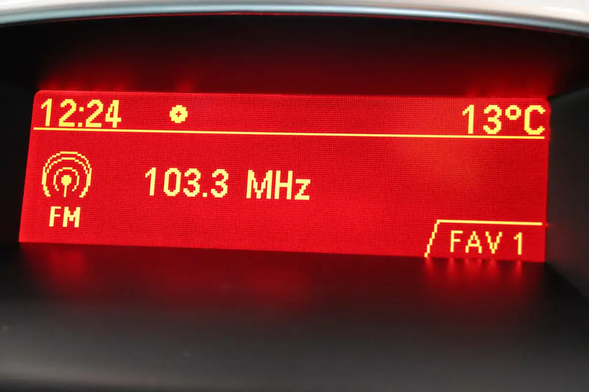 2013-vauxhall-astra-20td-sri-ss-estate-big-51