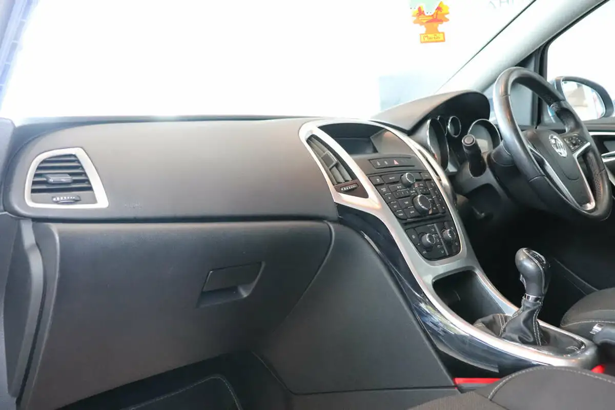 2013-vauxhall-astra-20td-sri-ss-estate-big-3