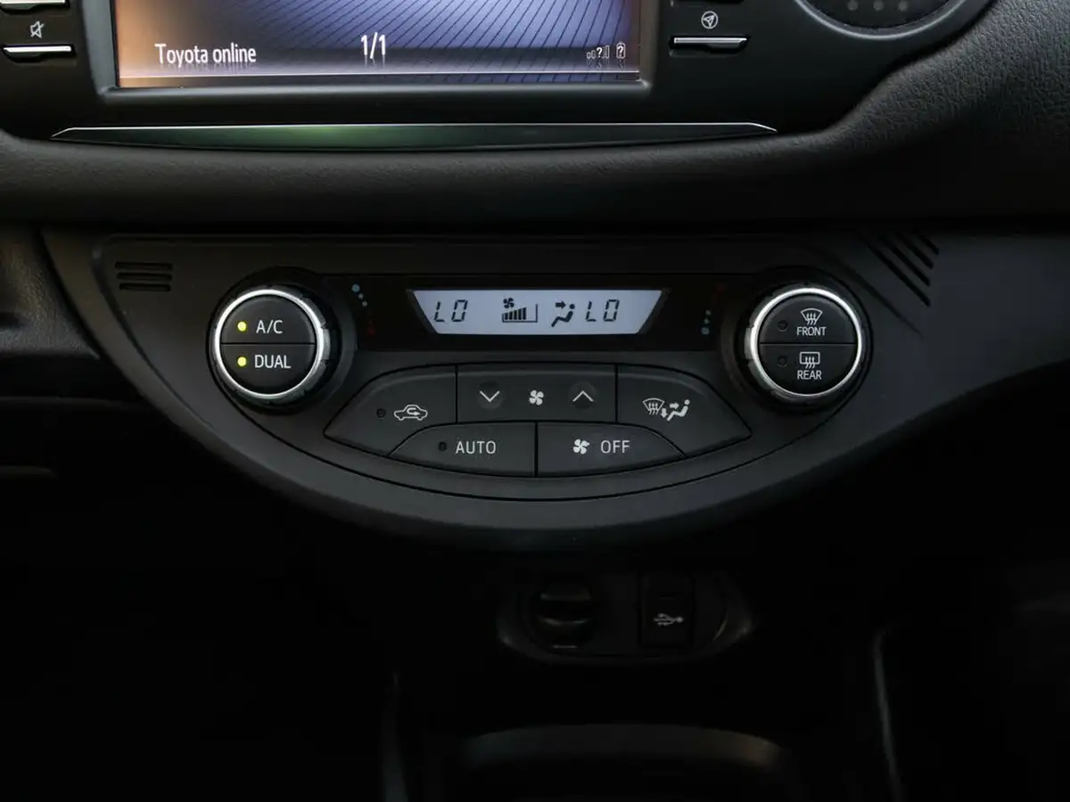2017-toyota-yaris-15-vvt-i-icon-navi-hybrid-big-28
