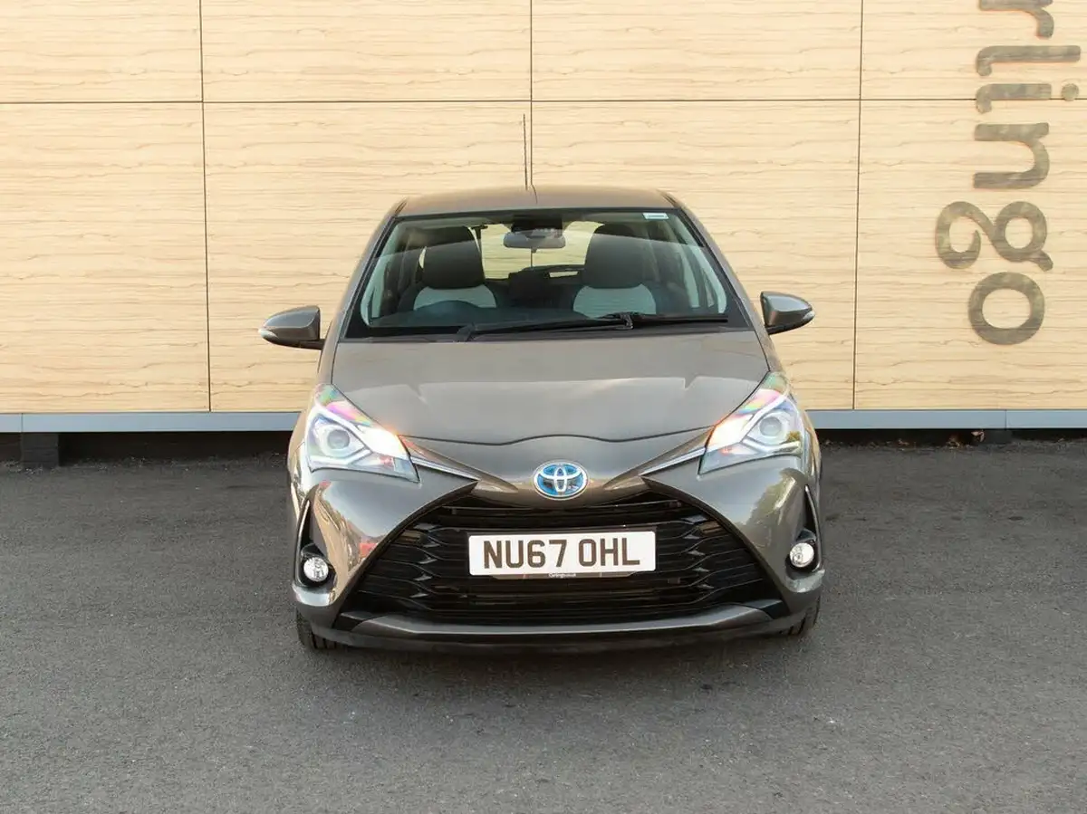 2017-toyota-yaris-15-vvt-i-icon-navi-hybrid-big-4