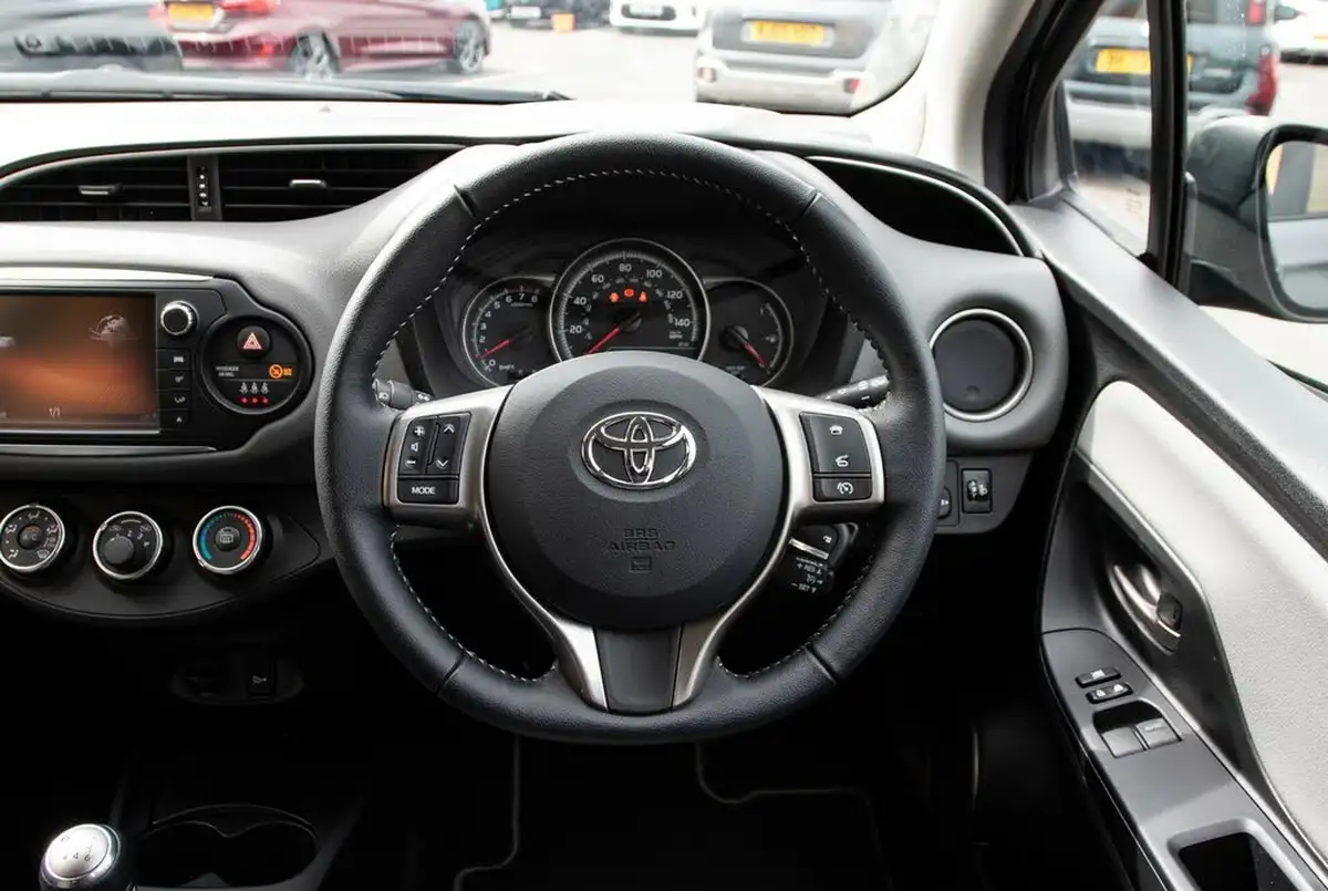 2016-toyota-yaris-133-icon-vvt-i-5d-big-20