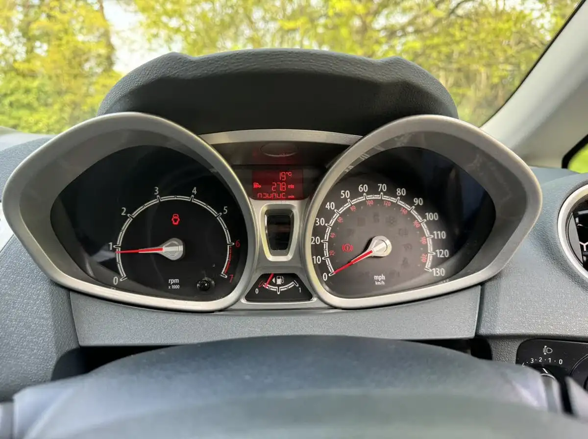 2009-ford-fiesta-125-zetec-5d-big-15