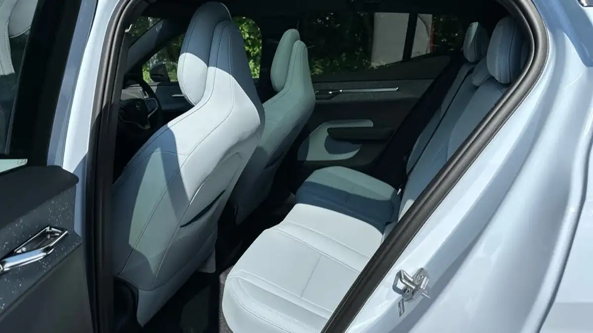 2025-volvo-ex30-e-twin-ultra-big-30