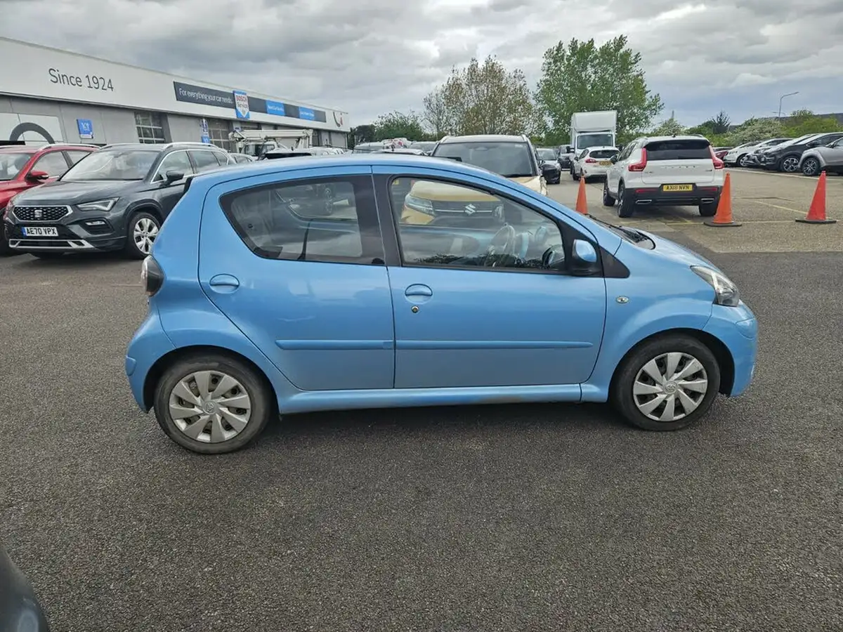 2013-toyota-aygo-10-move-5d-big-8