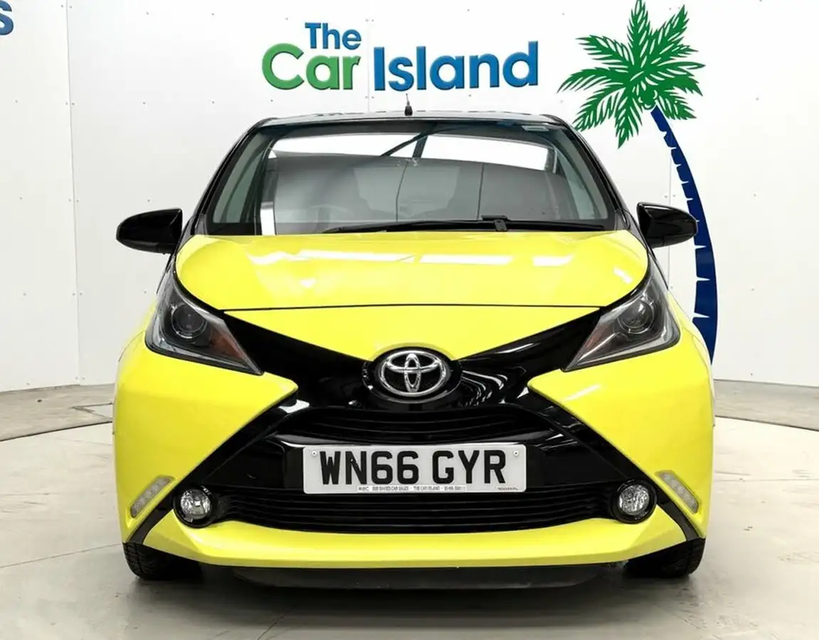 2016-toyota-aygo-10-vvt-i-x-cite-3-bi-tone-yellow-3d-big-1