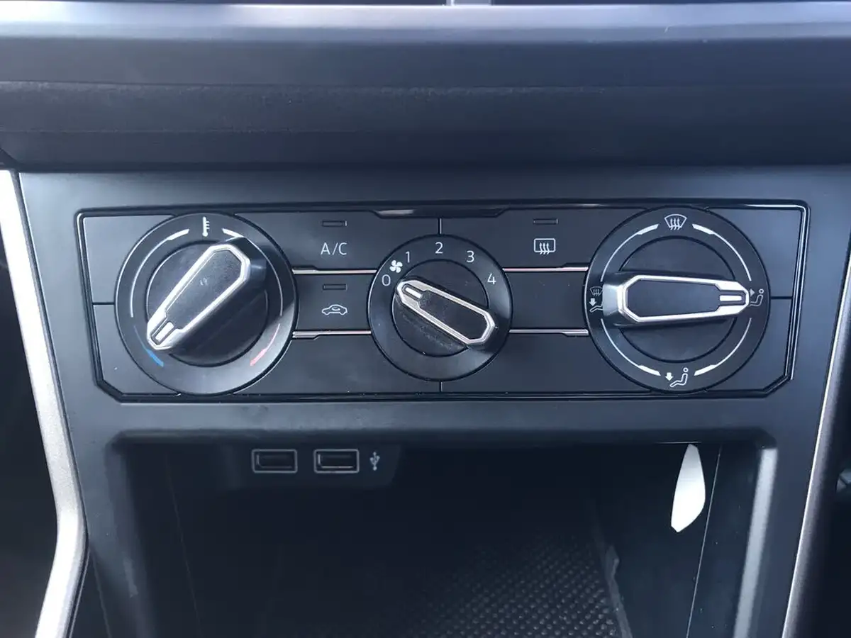 2018-volkswagen-polo-10-se-65ps-big-18