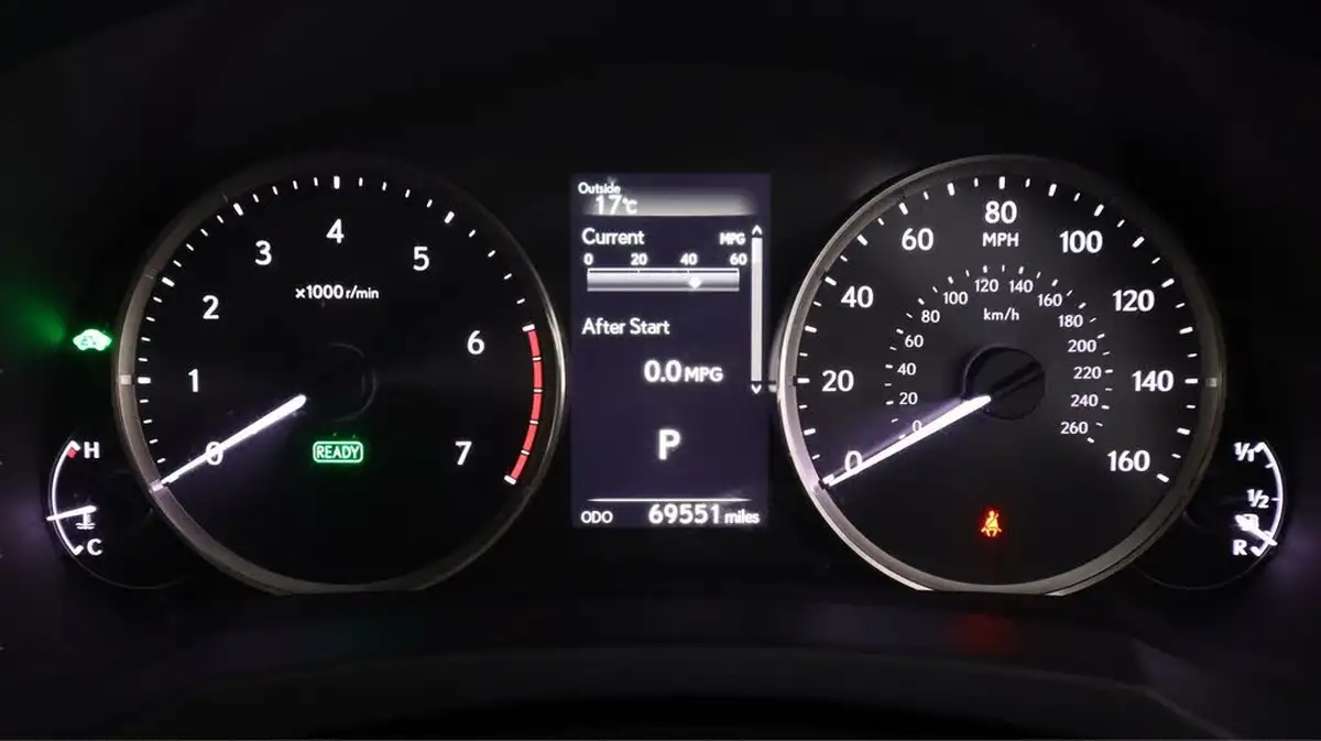 2019-lexus-is-300h-25-is-big-10