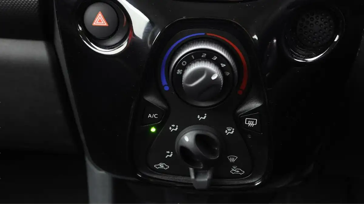 2021-citroen-c1-10-vti-sense-3d-big-11