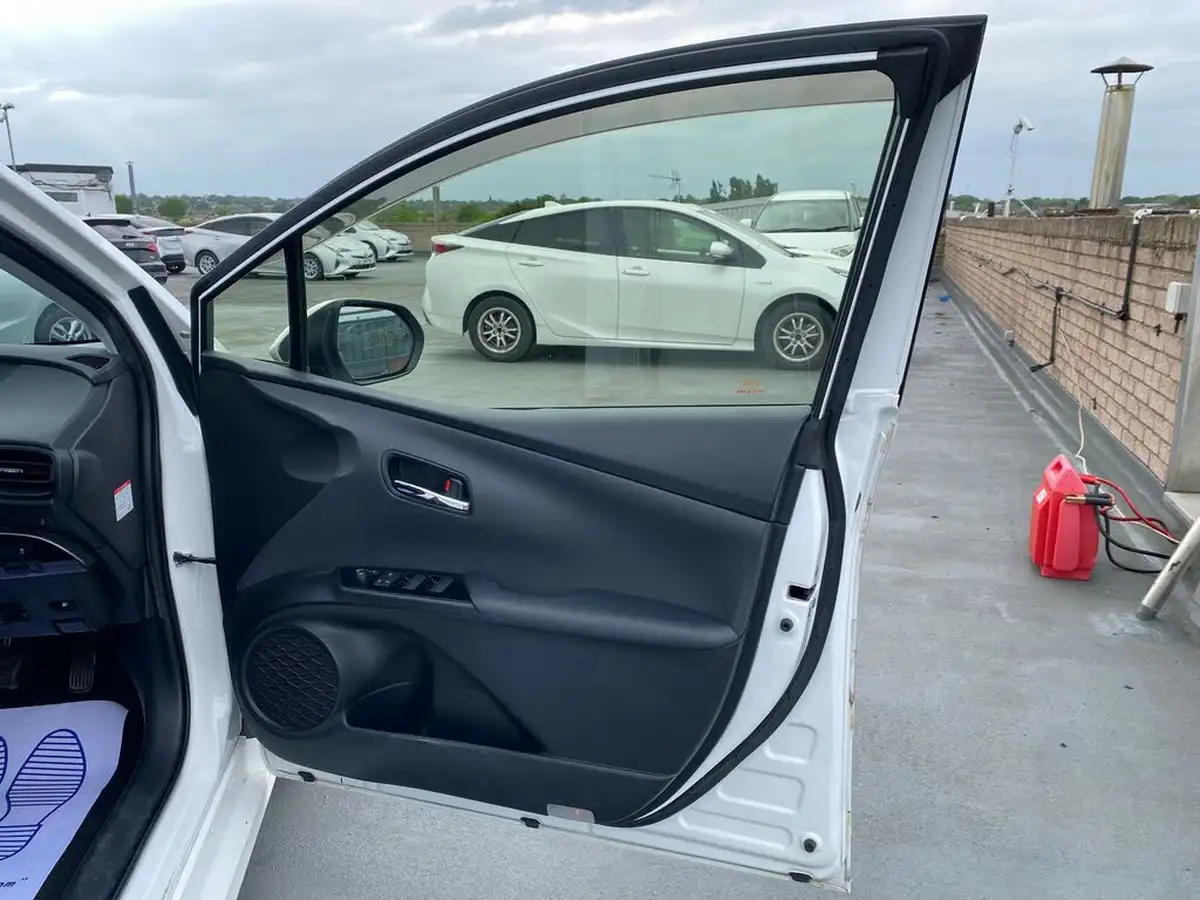 2019-toyota-prius-big-33