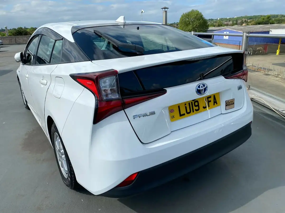 2019-toyota-prius-big-9
