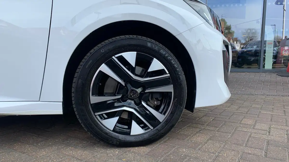 2024-peugeot-208-e-e-style-big-16