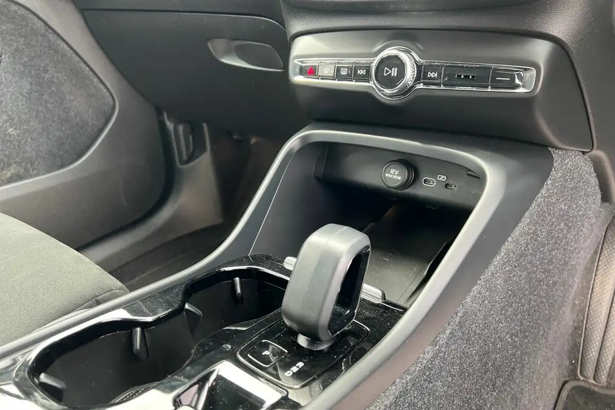 2022-volvo-xc40-20-b3-plus-big-12