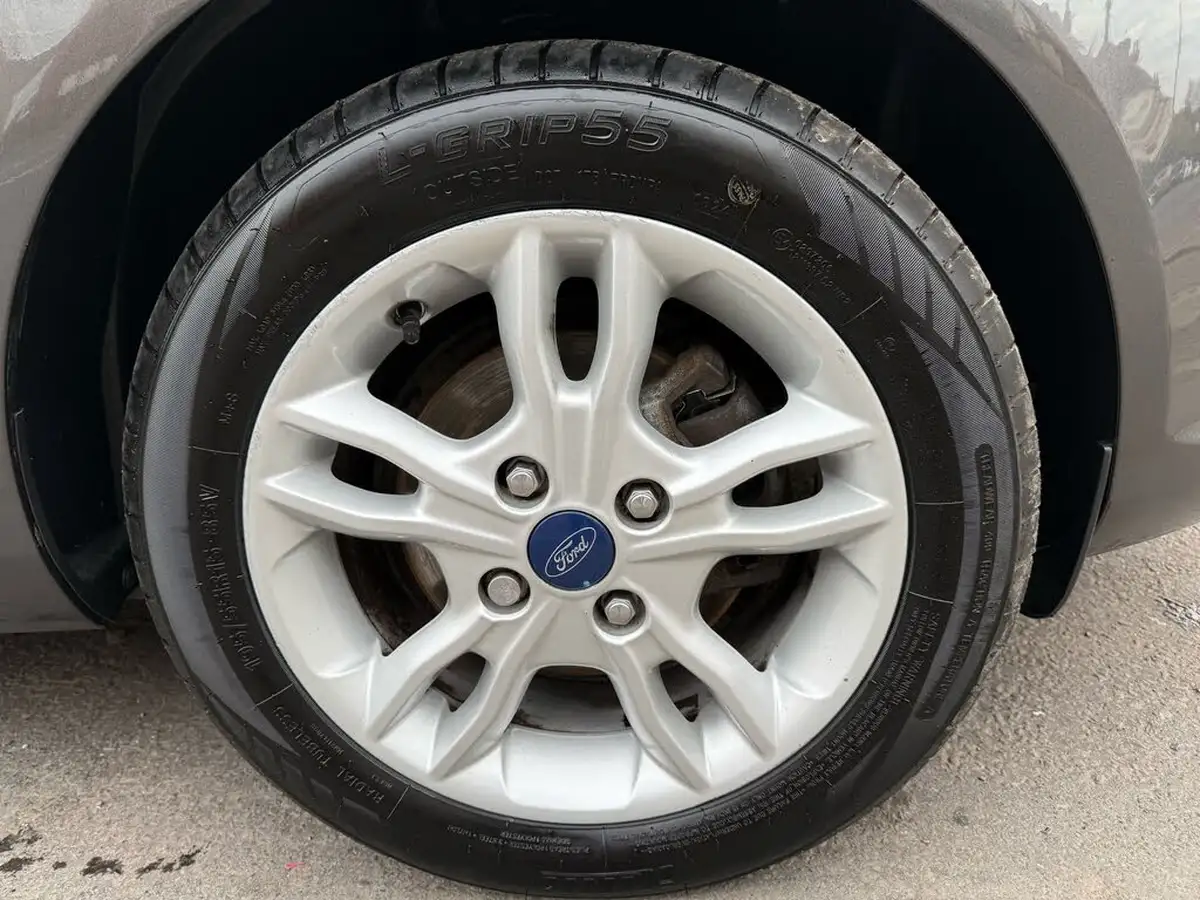 2017-ford-fiesta-125-zetec-3d-big-13