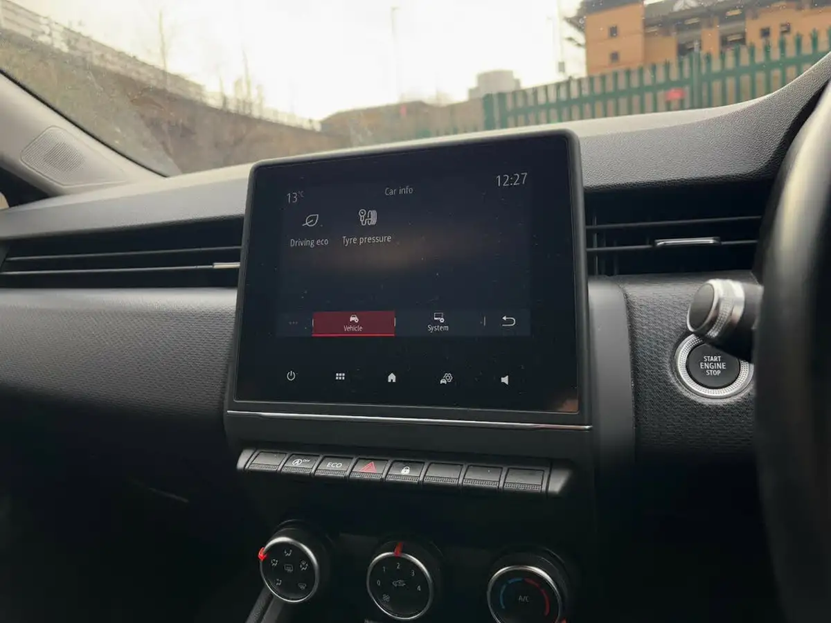 2021-renault-clio-10-sce-iconic-75bhp-big-34