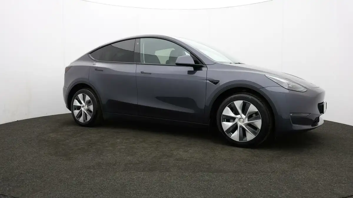 2022-tesla-model-y-e-long-range-big-39