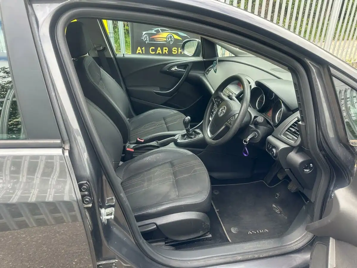 2012-vauxhall-astra-14-active-big-10