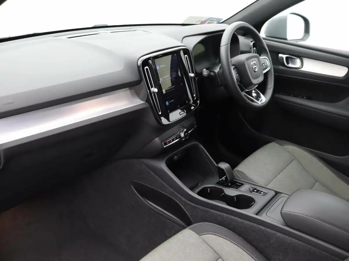 2023-volvo-xc40-20-b3-core-big-11