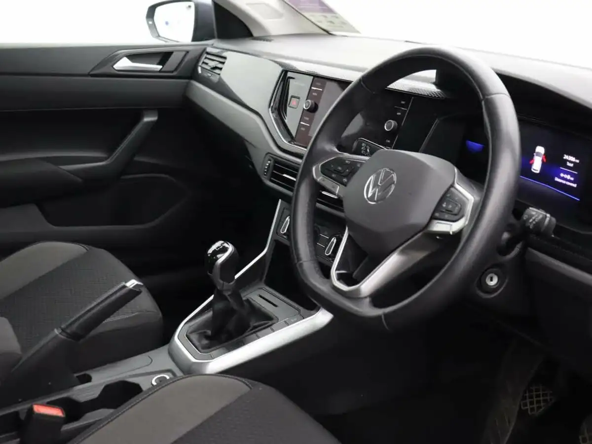 2022-volkswagen-polo-10-life-big-11