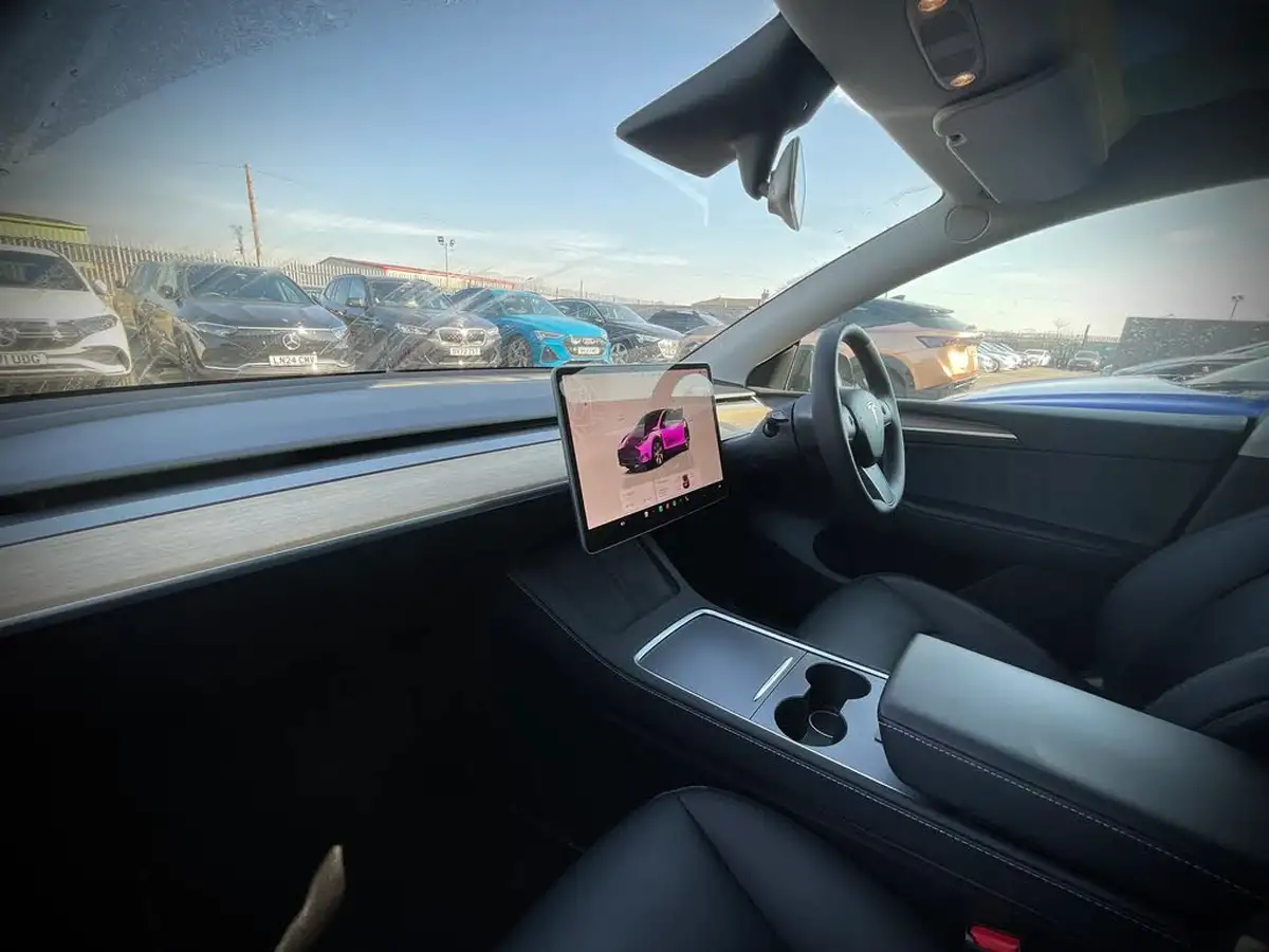 2022-tesla-model-y-e-long-range-big-15