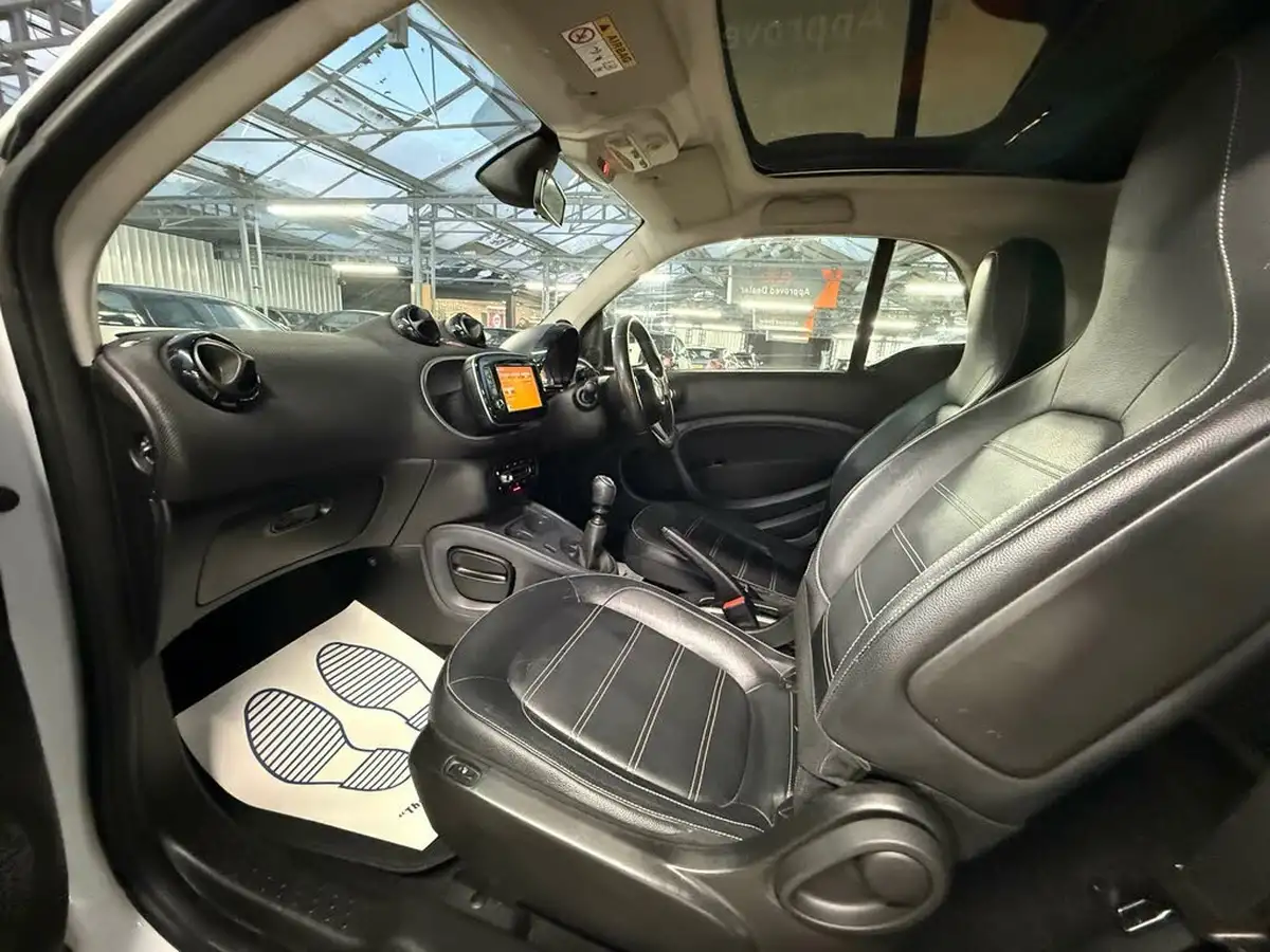 2017-smart-fortwo-09-edition-white-big-33