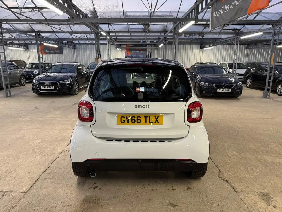 2017-smart-fortwo-09-edition-white-big-9