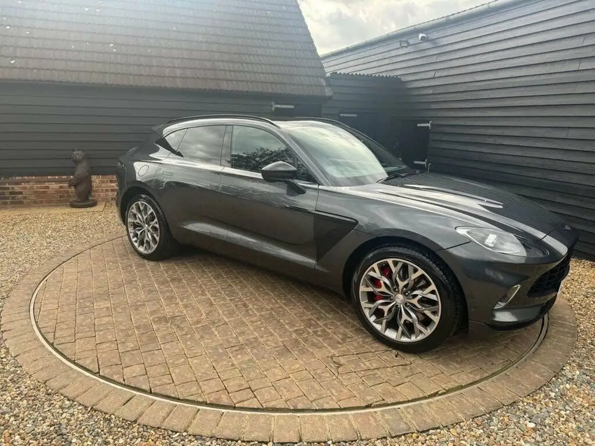 2020-aston-martin-dbx-40-v8-big-35