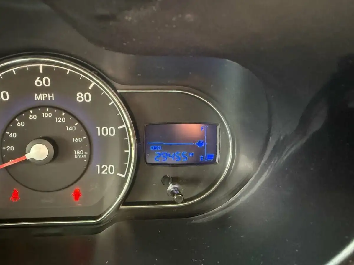 2011-hyundai-i10-12-active-big-27
