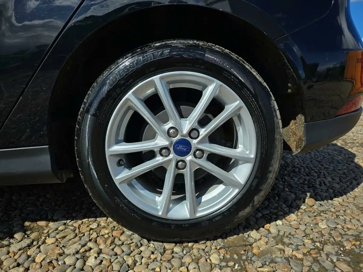 2015-ford-focus-16-zetec-hatchback-big-33