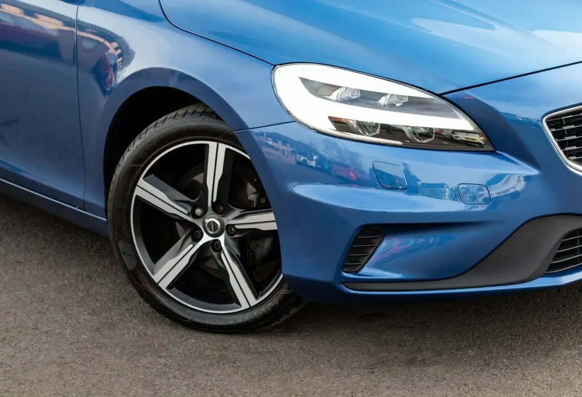 2019-volvo-v40-20td-d2-r-design-nav-plus-big-2