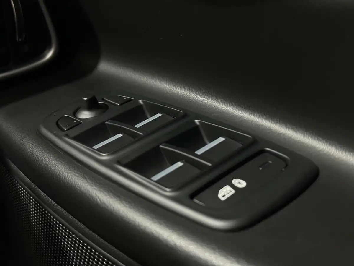 2018-jaguar-xe-20i-portfolio-200ps-1997cc-big-17