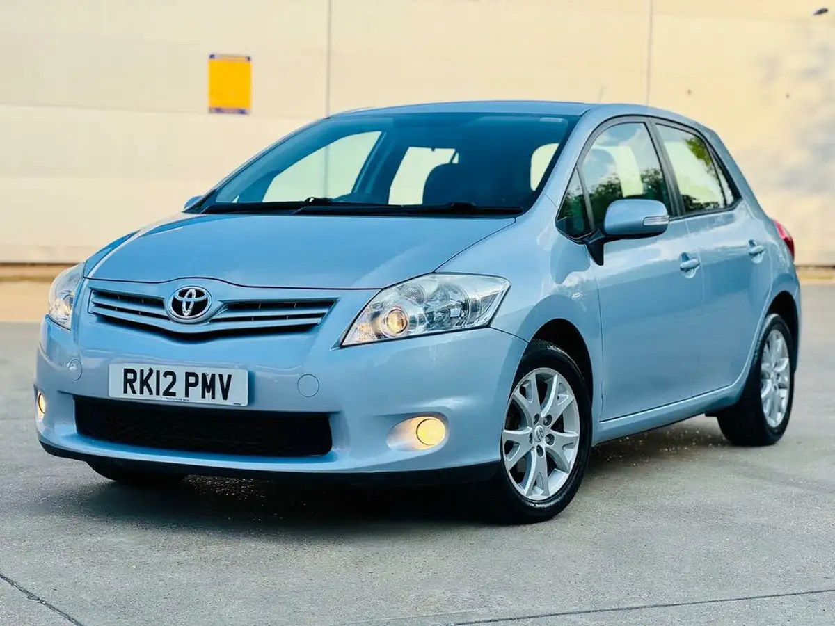 2012-toyota-auris-16-tr-big-1