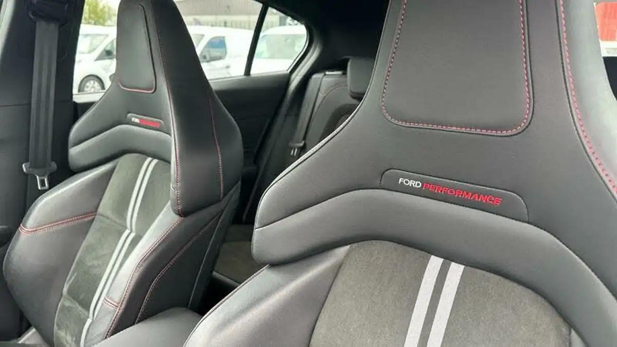 2023-ford-focus-23t-st-hatchback-big-15