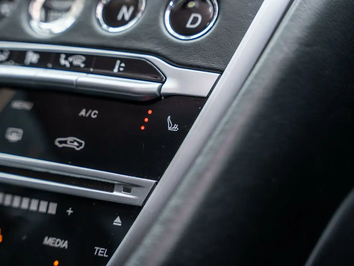 2019-aston-martin-db11-40-v8-big-19