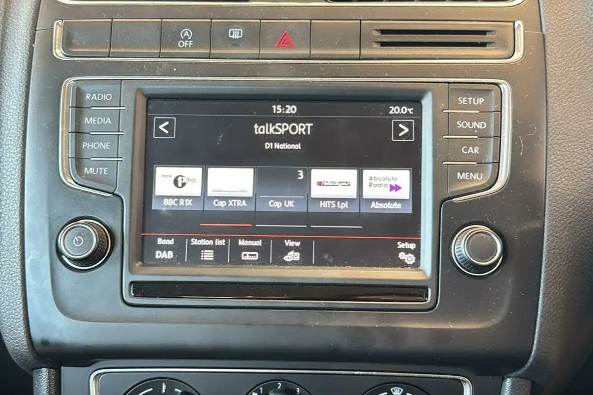 2015-volkswagen-polo-12-tsi-se-5d-big-27