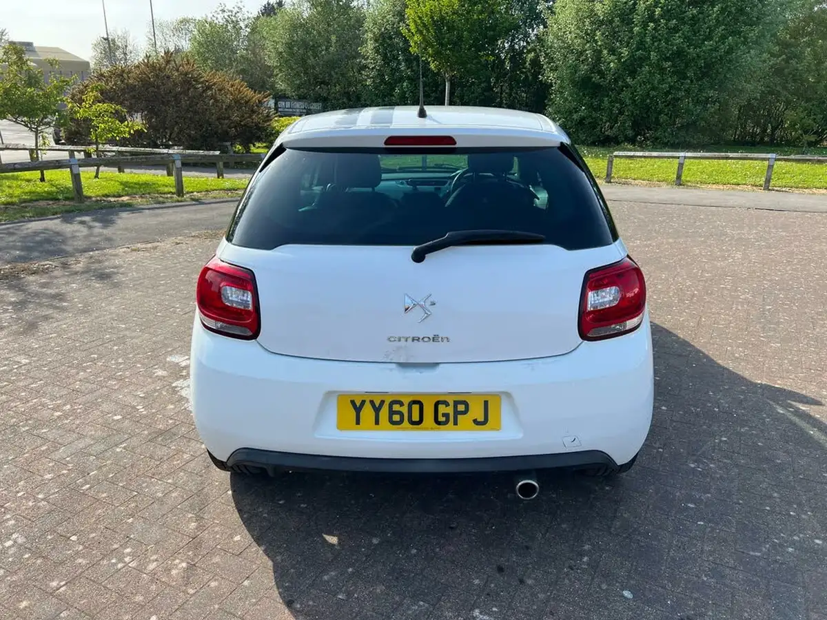 2010-citroen-ds3-16td-black-big-4