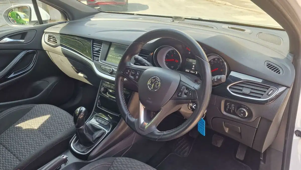 2016-vauxhall-astra-14i-16v-turbo-sri-125ps-sport-tourer-big-9