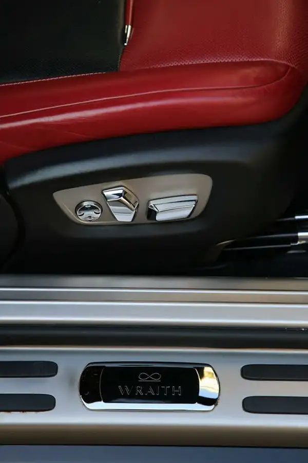 2017-rolls-royce-wraith-66-no-trim-big-61