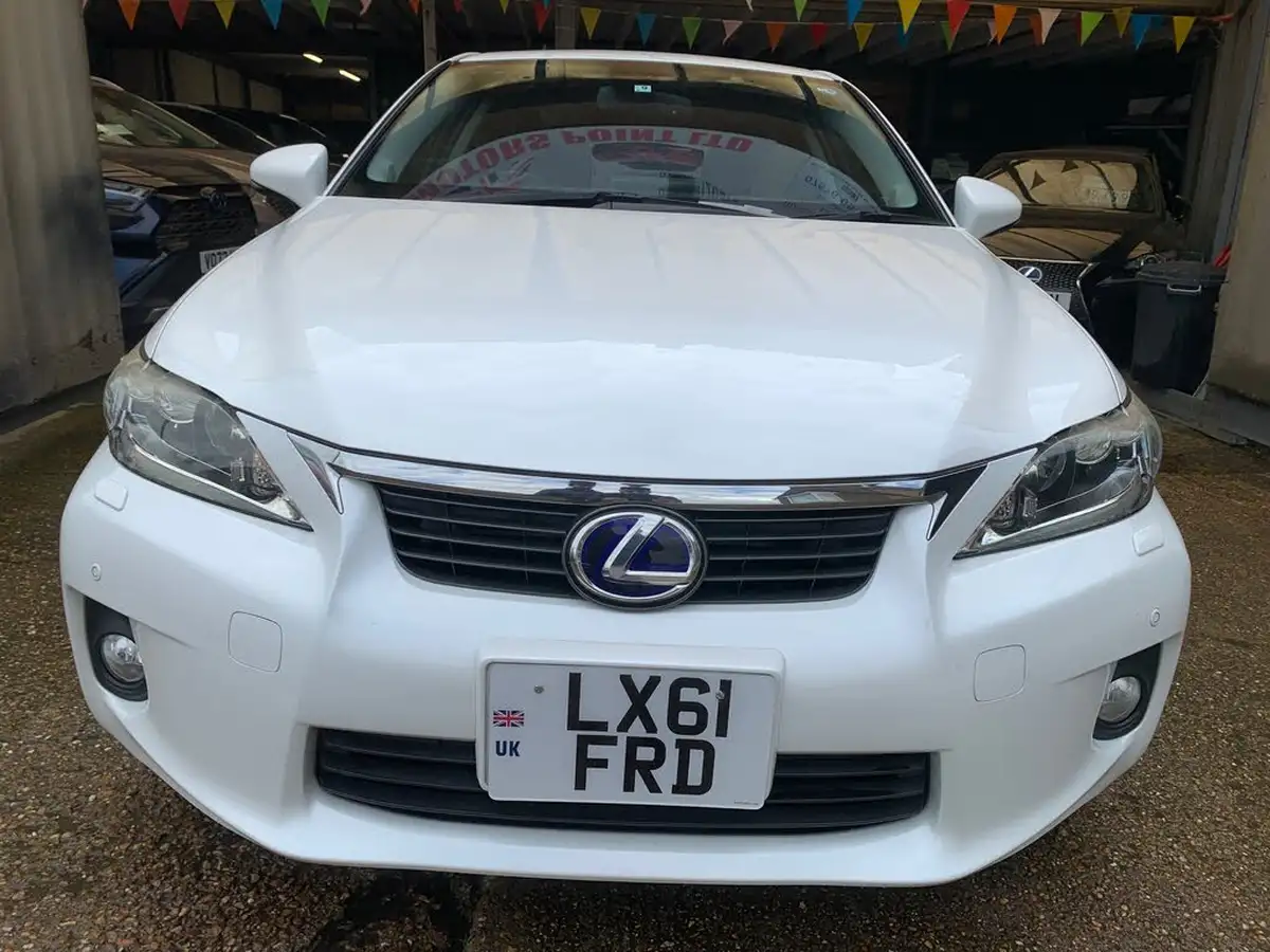 2011-lexus-ct-200h-big-3